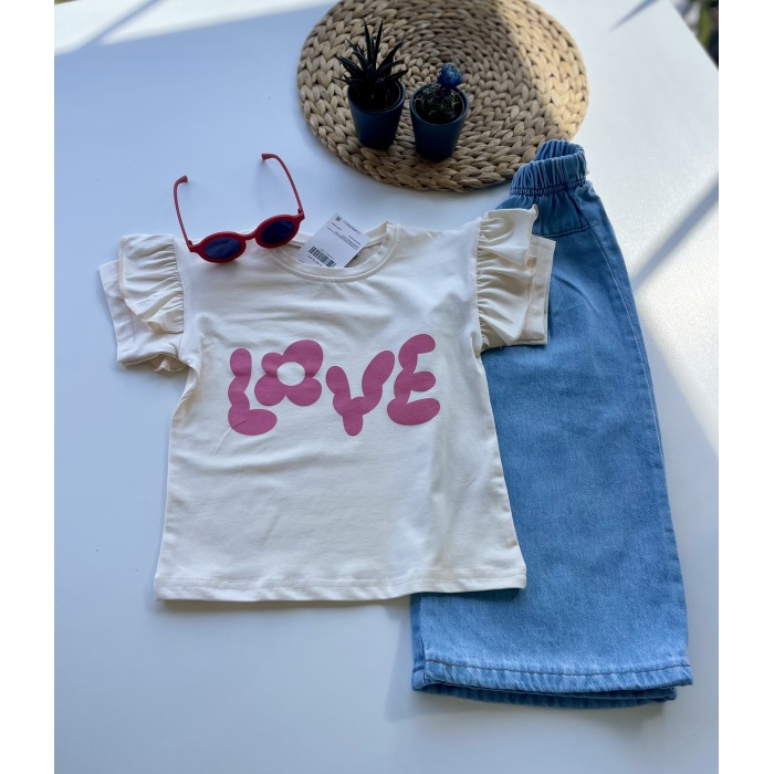 LOVE Baskılı Krem Tişört ve Kot Pantolon Kombini