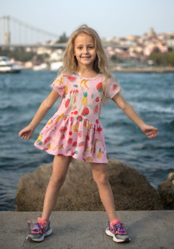 Renkli Meyve Desenli Kız Çocuk Yazlık Elbise - %100 Pamuk Kumaşlı Ve Eğlenceli Tasarım.