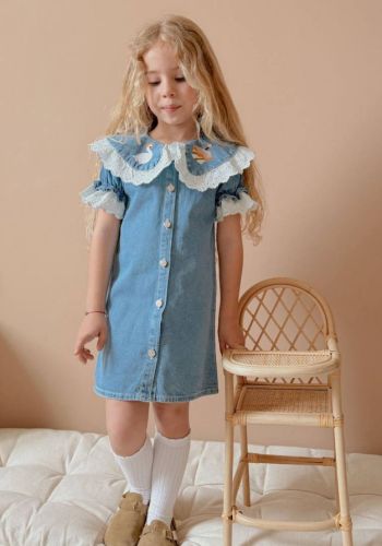 Kız Çocuk Yakası Ördek Nakışlı - Fistolu - Önden Düğmeli Kot Elbise