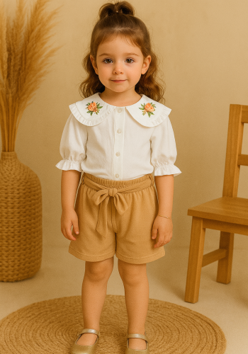 Kız Çocuk Önden Düğneli - Yaka Kısmı Çiçek Nakışlı - Kısa Kollu Gömlekli - Şortlu Takım