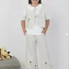 Kız çocuk çiçek nakışlı - keten- bağcıklı - yelek- kısa kol - bebe yaka- çiçek dalı nakışlı - tişört- beli lastikli- bol paça -paça kısmı çiçek nakışlı pantolon takım