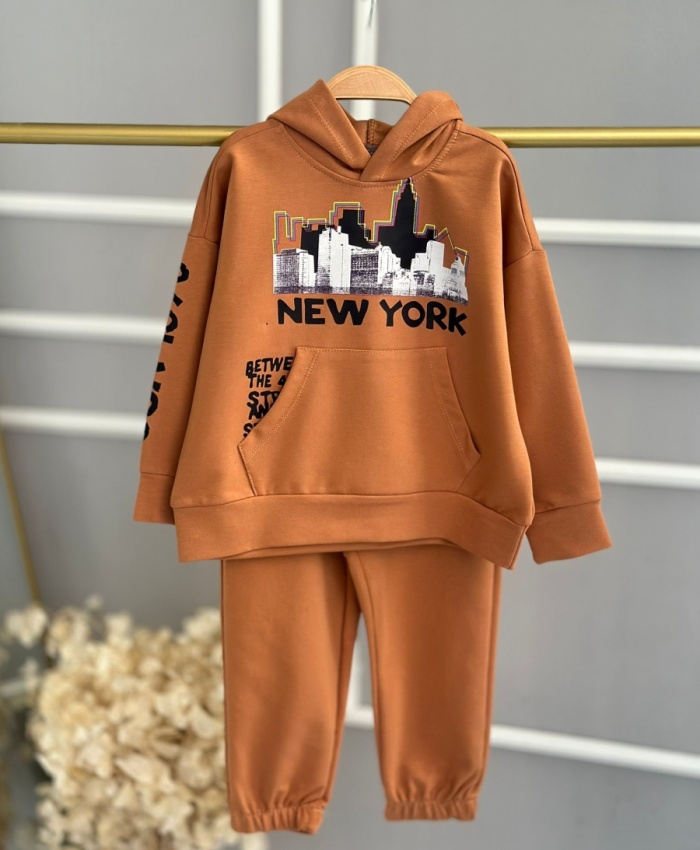 Erkek Çocuk kapşonlu -kanguru cepli-kahve renk-new york yazılı - uzun kollu - eşofman takımı