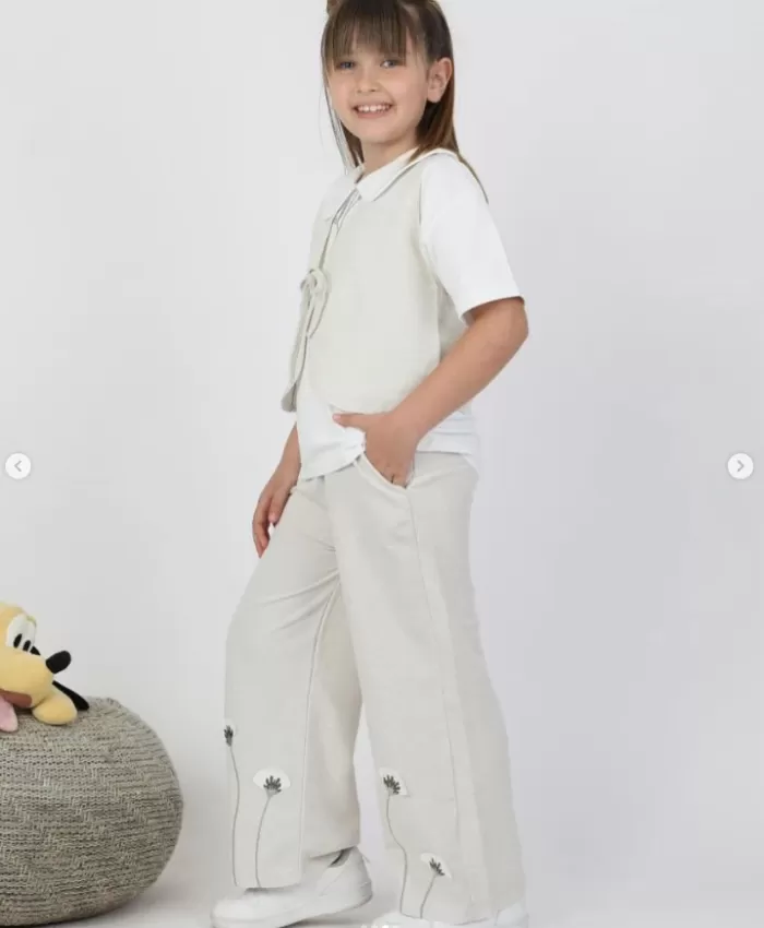 Kız çocuk çiçek nakışlı - keten- bağcıklı - yelek- kısa kol - bebe yaka- çiçek dalı nakışlı - tişört- beli lastikli- bol paça -paça kısmı çiçek nakışlı pantolon takım