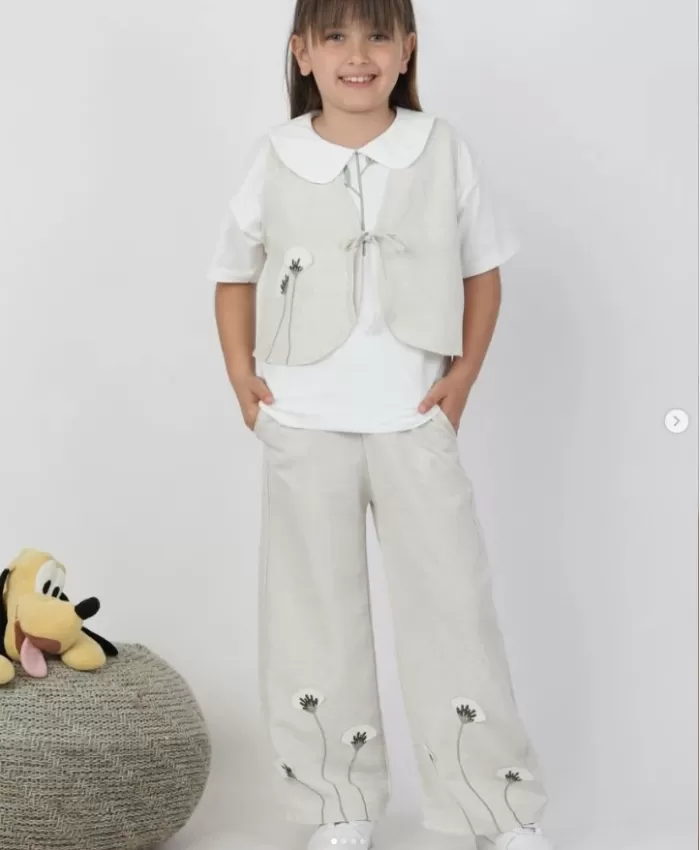 Kız çocuk çiçek nakışlı - keten- bağcıklı - yelek- kısa kol - bebe yaka- çiçek dalı nakışlı - tişört- beli lastikli- bol paça -paça kısmı çiçek nakışlı pantolon takım