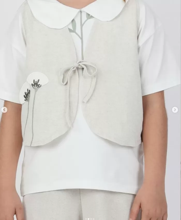 Kız çocuk çiçek nakışlı - keten- bağcıklı - yelek- kısa kol - bebe yaka- çiçek dalı nakışlı - tişört- beli lastikli- bol paça -paça kısmı çiçek nakışlı pantolon takım