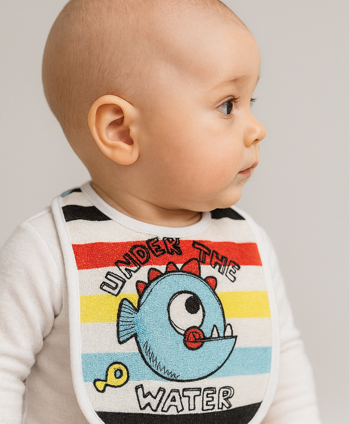 Erkek Bebek Under The Yazılı Mama Önlüğü