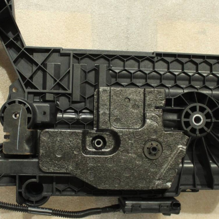 Akü Alt Plastik Tablası (VW)(5Q0915331J)(Golf 7)
