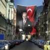 Türk Bayrağı Önünde Dik Duran Mustafa Kemal Atatürk Bayrağı ATA51