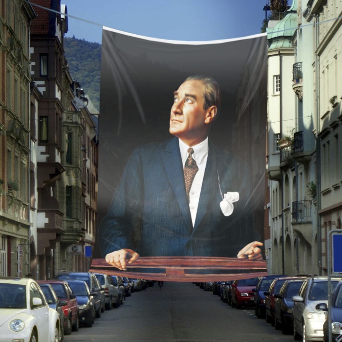 Göğe Bakan Sivil Mustafa Kemal Atatürk ve Türk Bayrağı Yansıması Dış Cephe Poster Bayrak ATA32