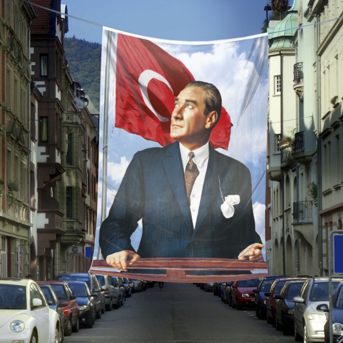 Ay Yıldız Önünde Göğe Bakan Sivil Mustafa Kemal Atatürk ve Türk Bayrağı Yansıması Dış Cephe Poster Bayrak ATA33
