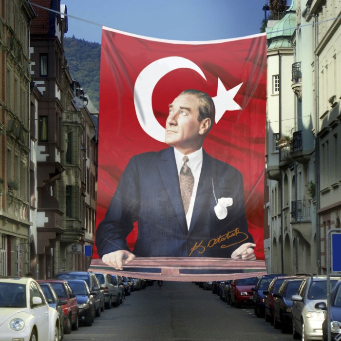 Ay Yıldız Önünde Göğe Bakan Sivil Mustafa Kemal Atatürk ve Türk Bayrağı Yansıması Dış Cephe Poster Bayrak ATA36