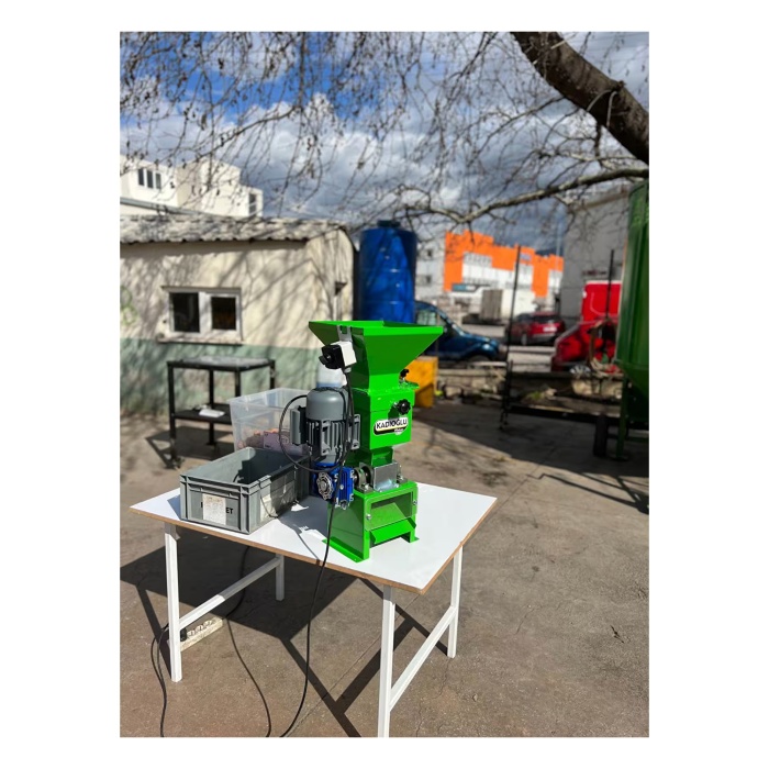 Kadıoğlu CKK50 Mini Ceviz Kırma Makinesi