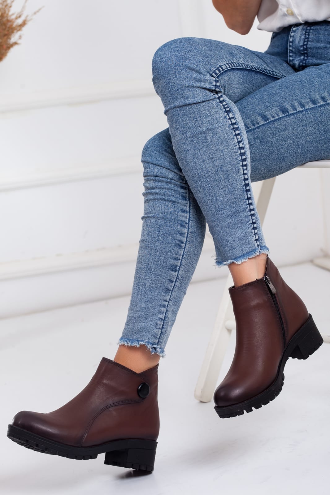 Baran Shoes Kadın Kahverengi Düğme Detaylı Hakiki Deri Fermuarlı Bot