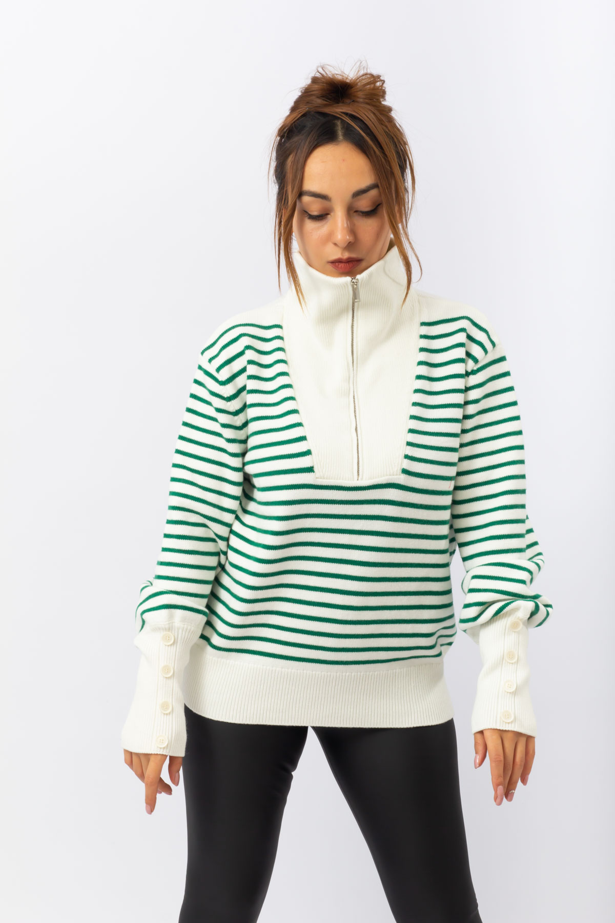 Beyaz Renk Yeşil Çizgili Fermuarlı Kamyoner Yaka Kazak