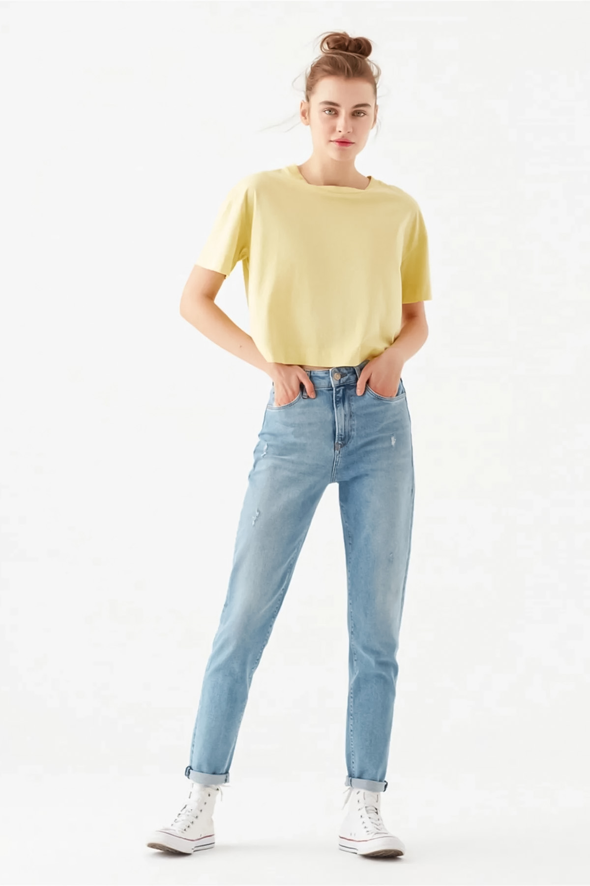 Cindy Yüksek Bel Daralan Paça Buz Mavi Mom Jeans Pantolon