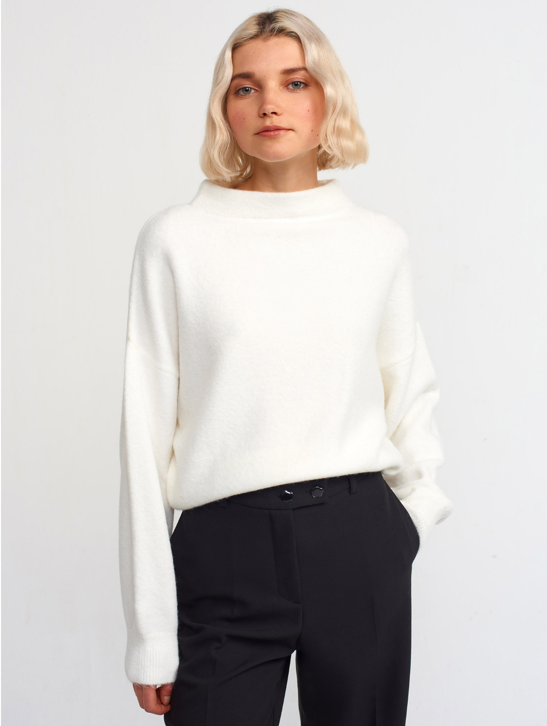 Açık Balıkçı Yaka Yumuşak Dokulu Standart Salaş Kazak