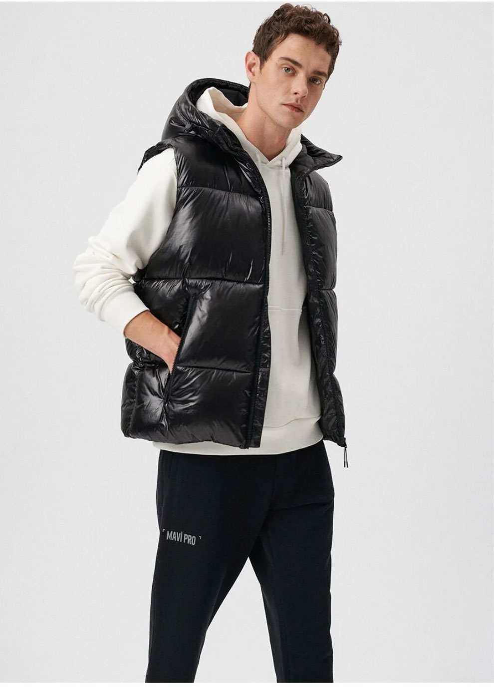 Kapüşonlu Parlak Siyah Şişme Regüler Kesim Yelek