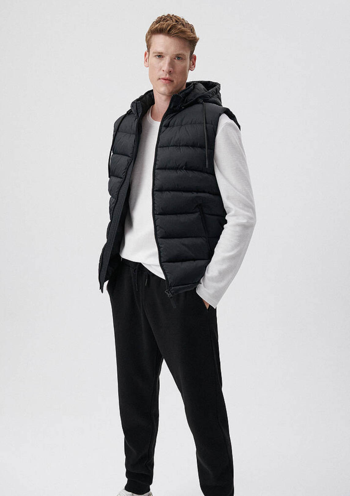 Siyah Kapüşonlu Regüler Kesim Şişme Yelek