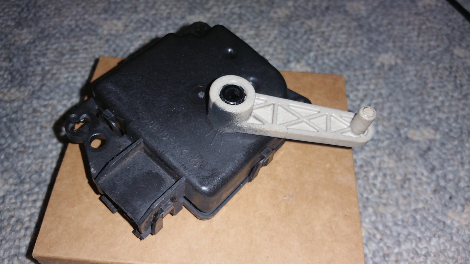 05-10 Ford Mustang Klima Karışımı Kapı Aktüatör Dişlisinin Değiştirilmesi T2404123