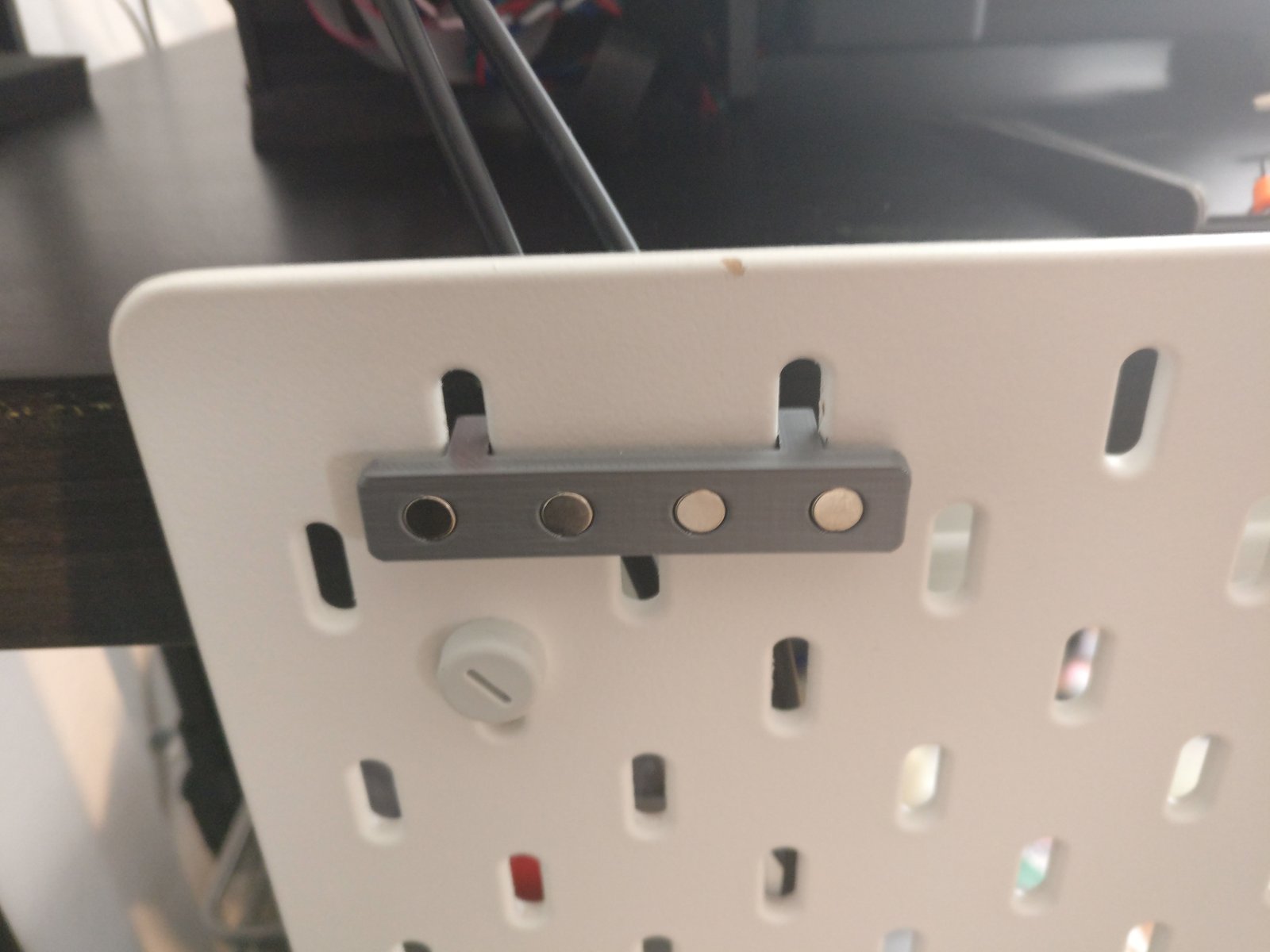 6 mm çapında ve 3 mm yüksekliğinde mıknatıslar kullanan Ikea Skadis Board tutucusu T3091189