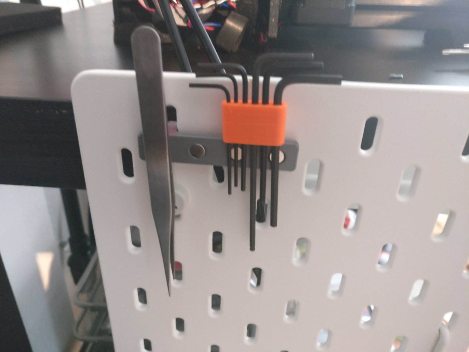 6 mm çapında ve 3 mm yüksekliğinde mıknatıslar kullanan Ikea Skadis Board tutucusu T3091189