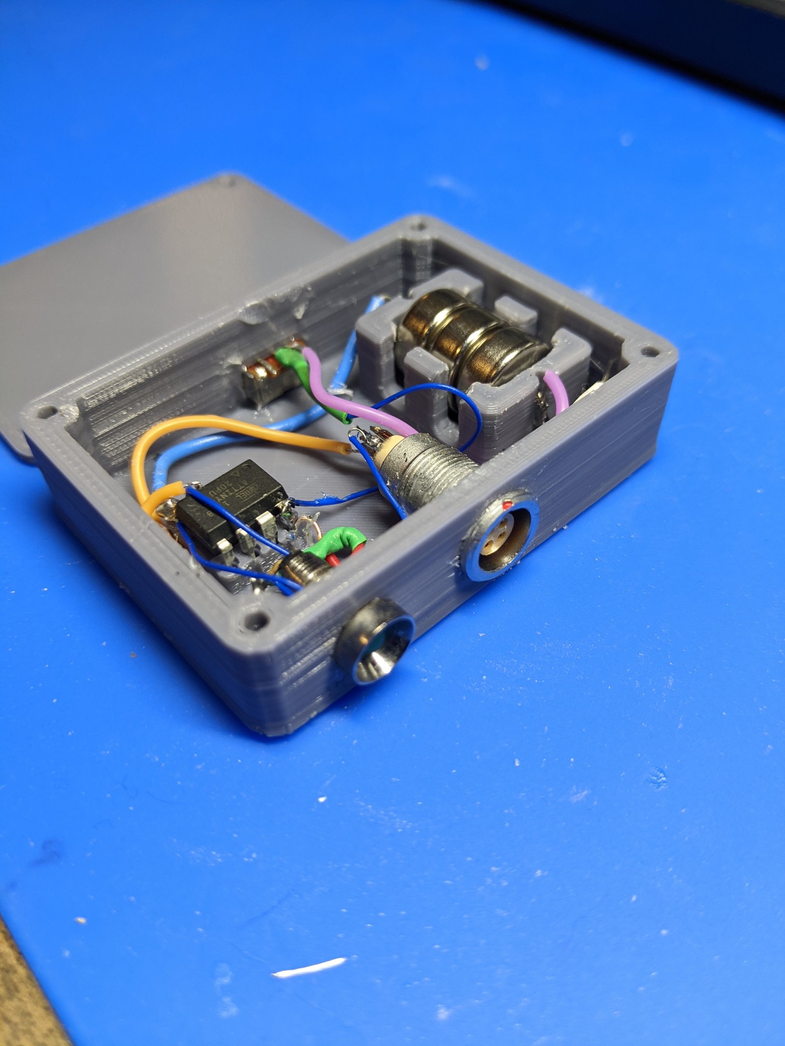 AG13 / LR44 tutuculu muhafaza T118023 AG13 / LR44 tutuculu muhafaza T118023