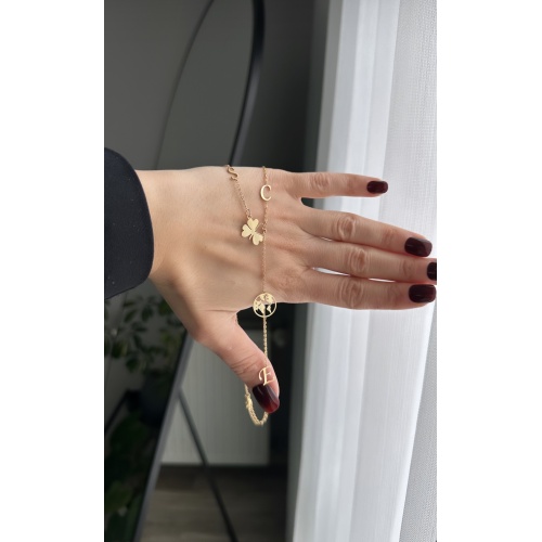 Çelik yoncalı dünya  detaylı harf kolye