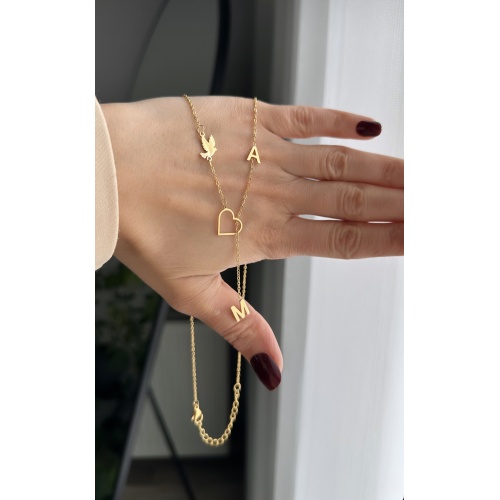 Çelik kuş detaylı kalpli harf kolye