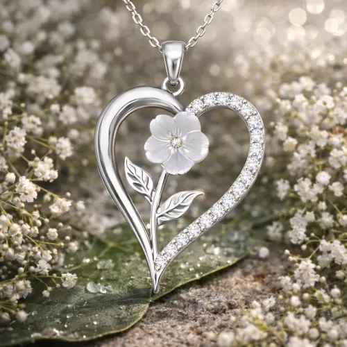 Gümüş Kalpli Beyaz Gül Kadın Kolye