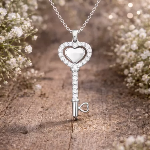 Gümüş Kalpli Anahtar Kadın Kolye
