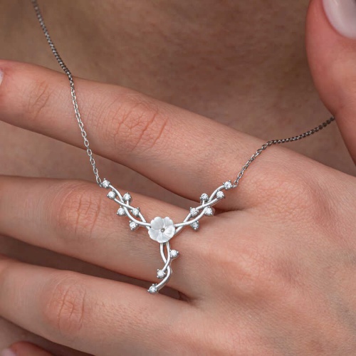 Gümüş Manolya Çiçeği Sarmaşık Kadın Kolye