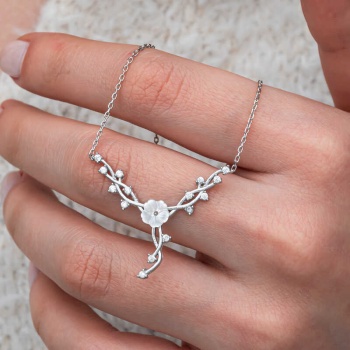 Gümüş Manolya Çiçeği Sarmaşık Kadın Kolye