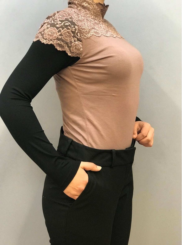 ON FASİHON KADIN DANTEL DETAYLI BOĞAZLI KISA KOLLU BODY