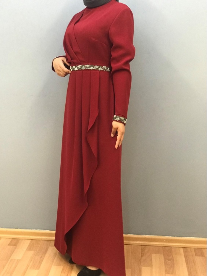 ÇINAR ÖZKAN KADIN BELİ VE KOL UCU TAŞ İŞLEME DETAYLI ELBİSE