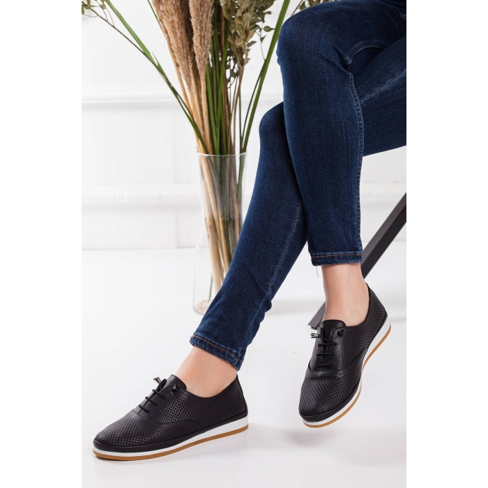 Hakiki Deri Kadın Günlük  Ayakkabı  siyah bağcıklı Lazer İşlemeli