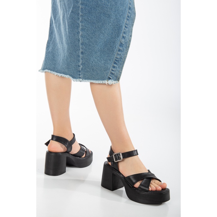 Kadın 8 cm  Yazlık Çapraz Sandalet Siyah