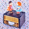 Radyo Tasarımlı Figürlü Hareket Eden Ve Öpüşen Çift Nostaljik Müzik Ve Takı Kutusu