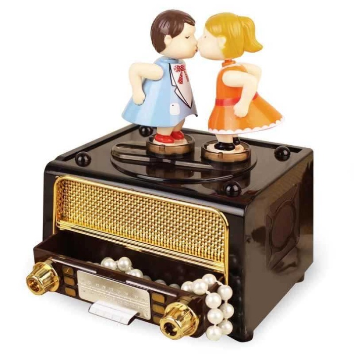Radyo Tasarımlı Figürlü Hareket Eden Ve Öpüşen Çift Nostaljik Müzik Ve Takı Kutusu