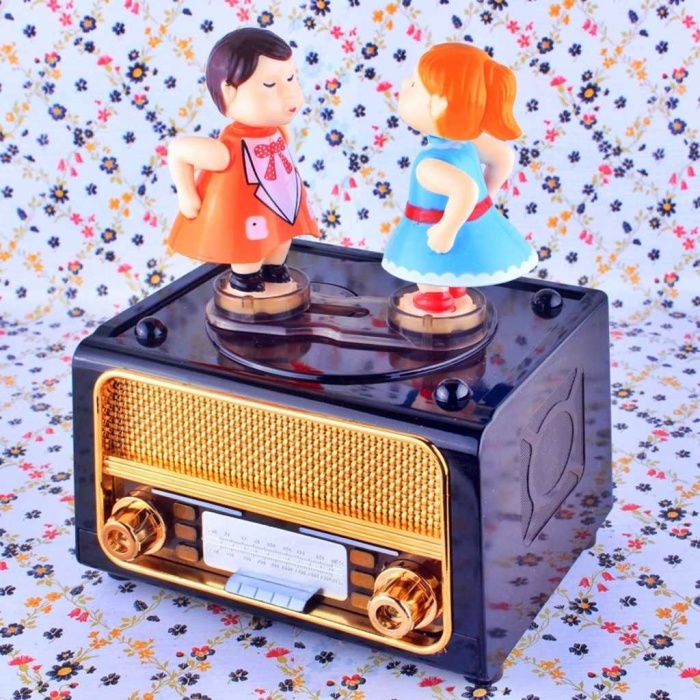 Radyo Tasarımlı Figürlü Hareket Eden Ve Öpüşen Çift Nostaljik Müzik Ve Takı Kutusu