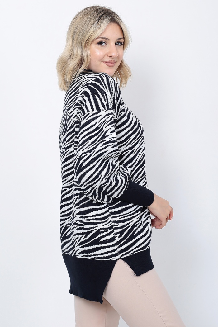 Kadın Triko Kazak Bisiklet Yaka Zebra Desenli Oversize Yırtmaçlı Beyaz Siyah