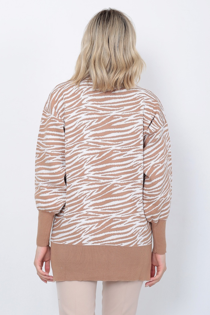Kadın Triko Kazak Bisiklet Yaka Zebra Desenli Oversize Yırtmaçlı Vizon Beyaz