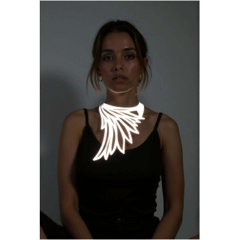 Beyaz Reflektörlü Büyük Kuş Kanadı Choker Kolye, Tarz Lazer Kesim Kolye