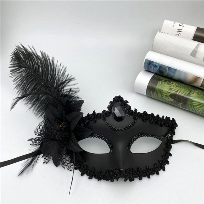 Siyah Mat Renk Yandan Tüylü Güllü Maske