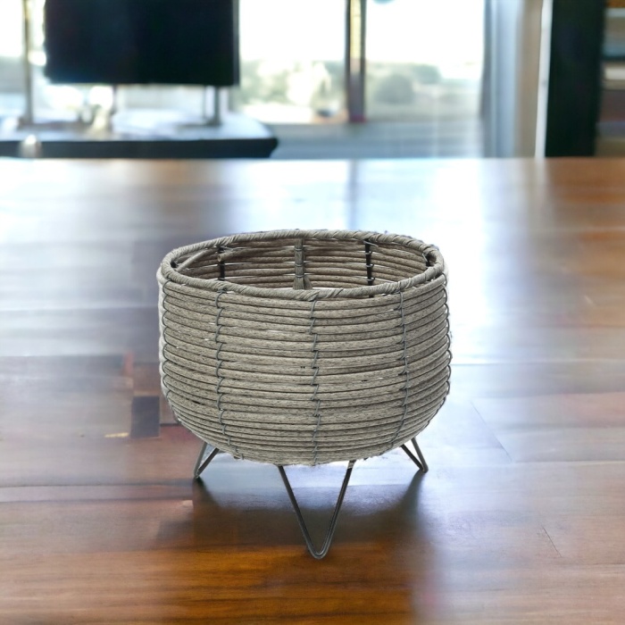 Dekoratif Hasır Kahverengi Metal Ayaklı Saksı Orta Boy 20x14x19 cm