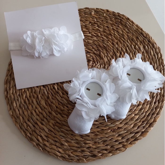 MARS BABY Kız Bebek Özel Gün Fırfırlı Beyaz Bandana Çorap Set