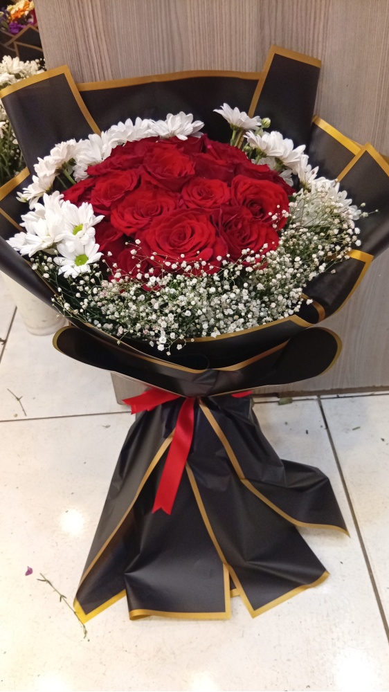 gül ile  kır çiçeği buketi