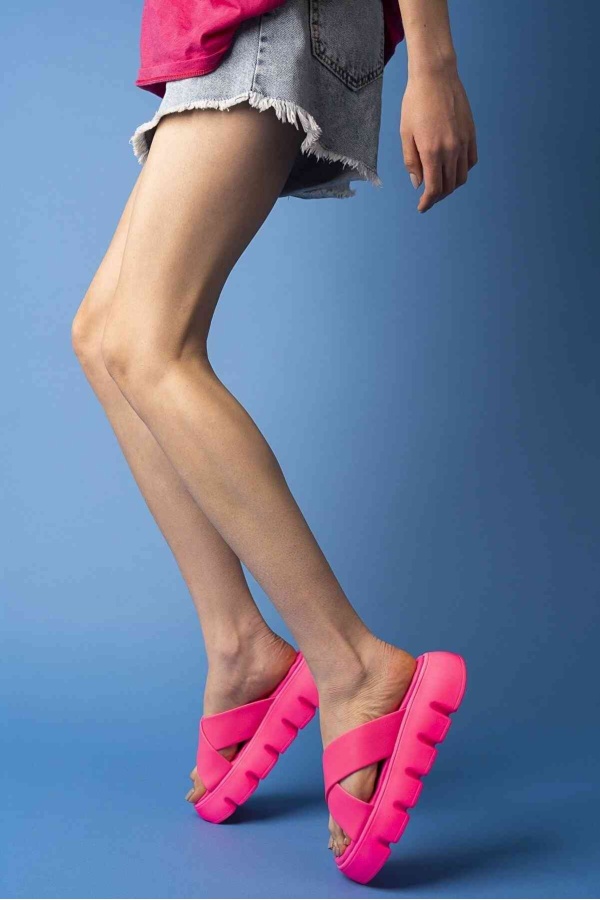 Çapraz Bant Neon Pembe Ortopedik Taban Kadın Terlik