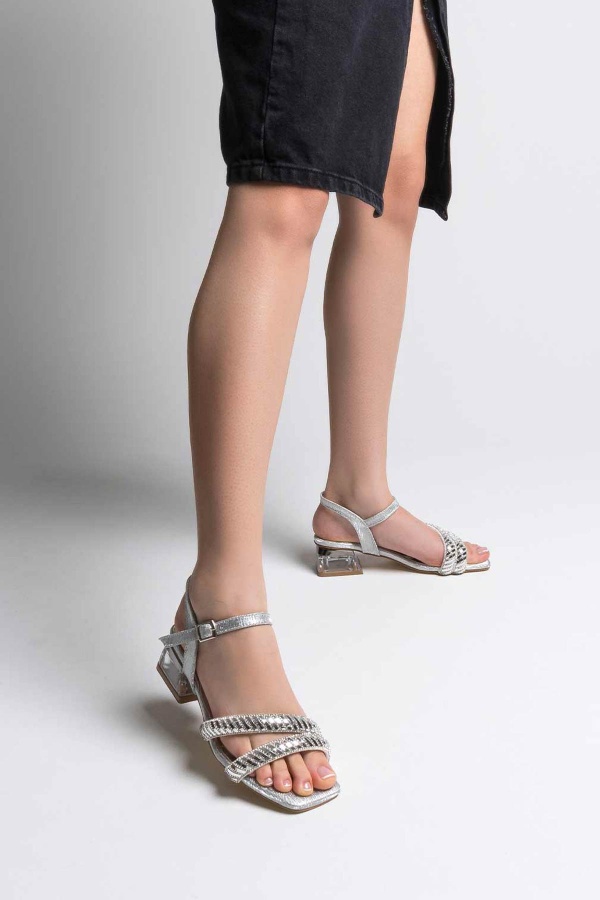 Anzarun Gümüş Parlak Şeffaf Kısa Topuklu Kadın Sandalet