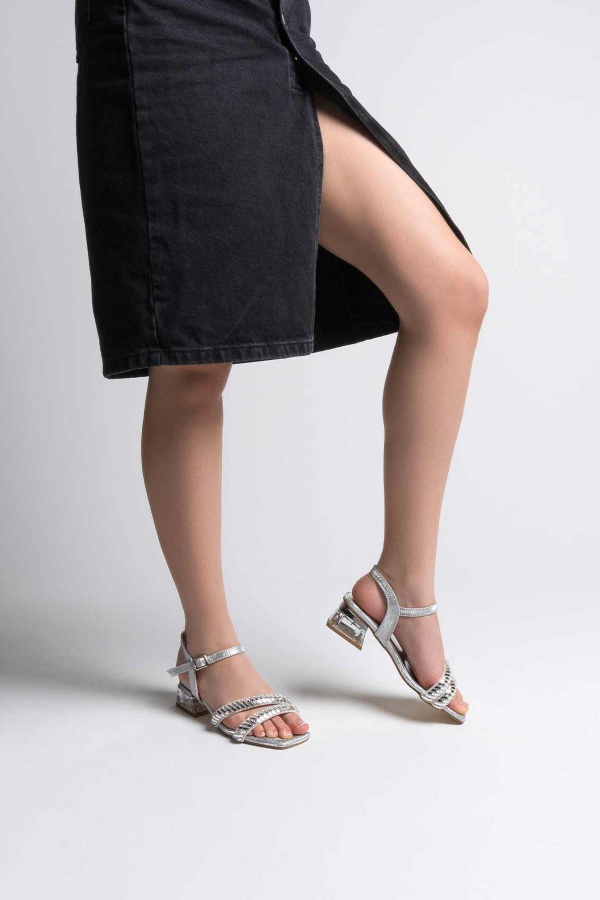 Anzarun Gümüş Parlak Şeffaf Kısa Topuklu Kadın Sandalet