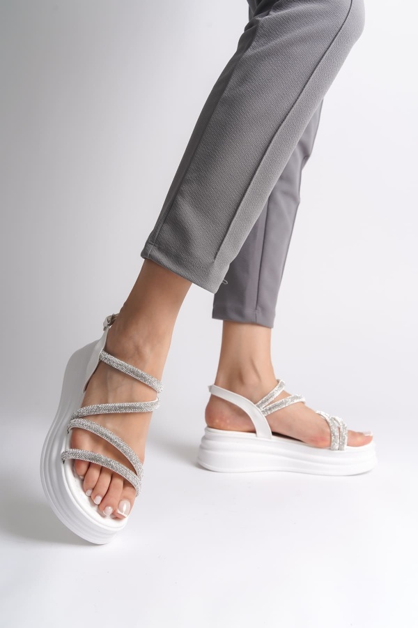 RILEY İnce Tokalı Taşlı Şeritli Ortopedik Taban Kadın Sandalet BT Beyaz